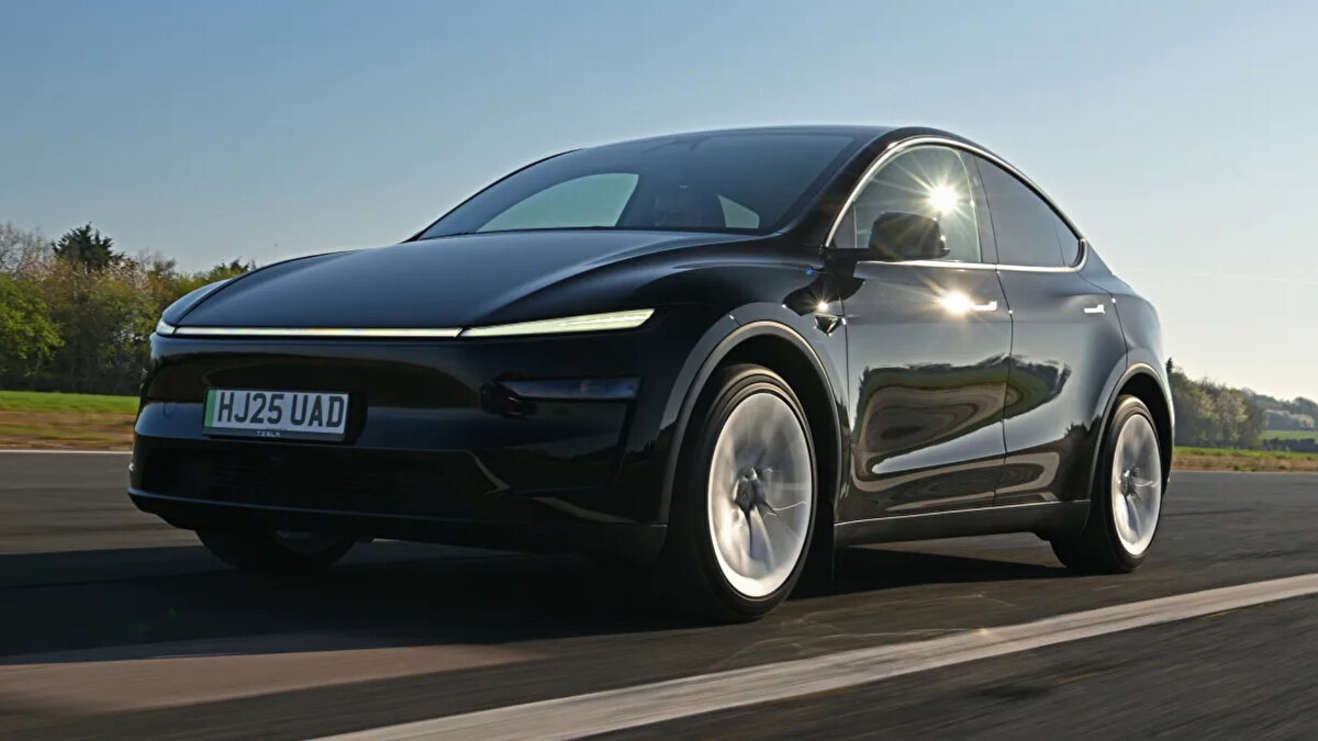 Tesla, batarya değişimi konusundaki kullanıcı kaygılarını azaltacak şekilde garantiler de sunuyor. Model Y Arkadan Çekiş versiyonunda batarya, 8 yıl veya 160.000 km garantisiyle birlikte minimum %70 kapasiteyi koruyor.