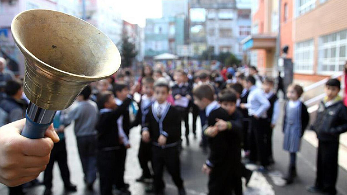 Pazartesi Okullar Saat Kaçta Açılacak?<br><br>Yeni eğitim-öğretim yılı 8 Eylül Pazartesi günü başlıyor. Türkiye genelinde dersler normal saatinde yapılacak olsa da, bazı büyükşehirlerde ilk gün yoğunluğunu azaltmak için farklı bir uygulama devreye girdi. Özellikle İstanbul’da ve Gaziantep’in bazı ilçelerinde, öğrenciler ders başı için beklenenden daha geç saatlerde sınıflarda olacak.