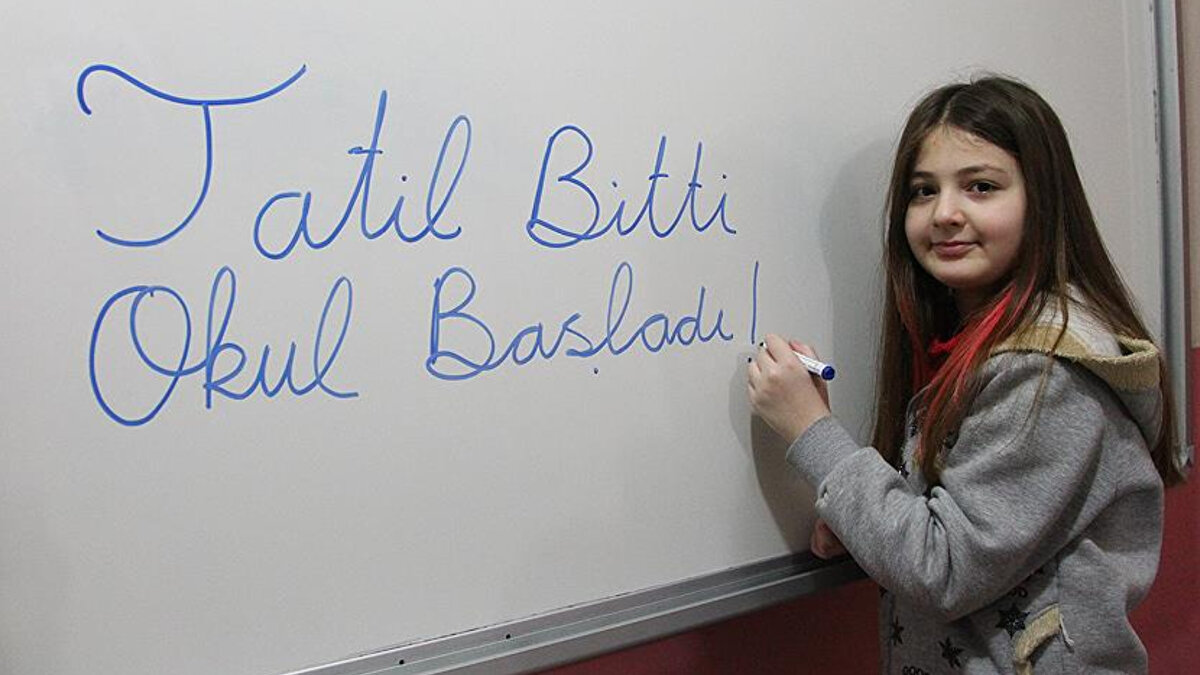 İstanbul'da Okullar Saat Kaçta Açılacak?<br><br>İstanbul Valiliği, eğitim-öğretimin ilk gününde oluşabilecek trafik yoğunluğunu önlemek amacıyla özel bir karar aldı. Açıklamaya göre:<br><br>8 Eylül Pazartesi günü İstanbul'daki resmi ve özel ilkokul, ortaokul ve liselerde dersler saat 10.00'da başlayacak.<br><br>Eğitim-öğretim süresi ise 10.00 – 15.00 saatleri arasında uygulanacak.<br><br>Bu düzenleme, yalnızca okul servislerinin ve toplu taşıma araçlarının trafiği olumsuz etkilemesini engellemek amacıyla yapıldı.