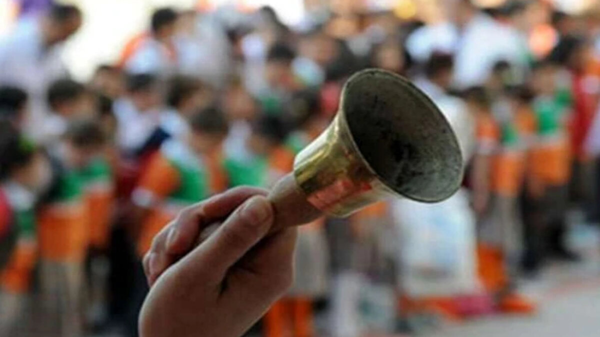 Pazartesi Günü Bu İki İlde Okullar 10.00'a Açılacak<br><br>Milyonlarca öğrencinin beklediği yeni eğitim-öğretim yılı başlıyor. İstanbul genelinde ve Gaziantep'in Şahinbey ile Şehitkamil ilçelerinde 8 Eylül Pazartesi günü dersler saat 10.00'da başlayacak, 15.00'te sona erecek. Türkiye'nin diğer şehirlerinde ise ders zili alışılmış saatlerde çalacak.