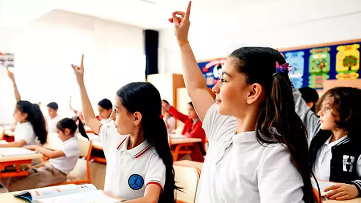 Düzenleme Sadece 8 Eylül İçin Geçerli<br><br>İstanbul ve Gaziantep'te yapılan saat düzenlemeleri sadece 8 Eylül Pazartesi günü uygulanacak. Sonraki günlerde öğrenciler okullarına alışılmış saatlerde devam edecek. Yetkililer, bu kararın amacının toplu ulaşımda ve şehir içi trafikte oluşabilecek yoğunluğu azaltmak olduğunu vurguladı.