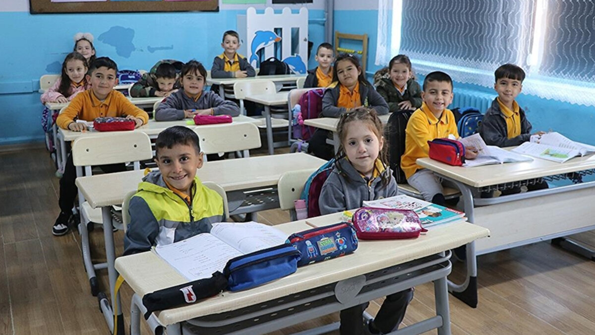 Gaziantep'te Pazartesi Okullar Saat Kaçta Açılacak?<br><br>Gaziantep Valiliği de yeni eğitim yılının ilk günü için saat değişikliğine gitti. Yapılan açıklamada özellikle Şahinbey ve Şehitkamil ilçelerinde ders saatlerinin yeniden düzenlendiği belirtildi.<br><br>Tekli eğitim yapan okullarda dersler 10.00'da başlayacak ve 15.00'te sona erecek.<br><br>İkili eğitim yapan okullarda ise sabahçı ve öğlenci sistemine göre planlama yapılacak. Ancak bu planlama yine 10.00 – 15.00 aralığında olacak.<br><br>Valilik, düzenlemenin yalnızca ilk gün geçerli olduğunu ve öğrencilerin ikinci günden itibaren normal saatlerinde ders başı yapacağını duyurdu.