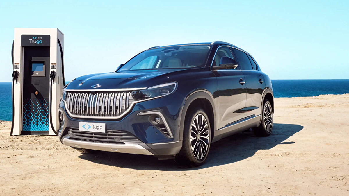 Eylül 2025 Togg T10X fiyat listesi:<br><br>V1 RWD Standart Menzil: 1.862.000 TL<br><br>V1 RWD Uzun Menzil: 2.172.000 TL<br><br>V2 RWD Uzun Menzil: 2.363.000 TL