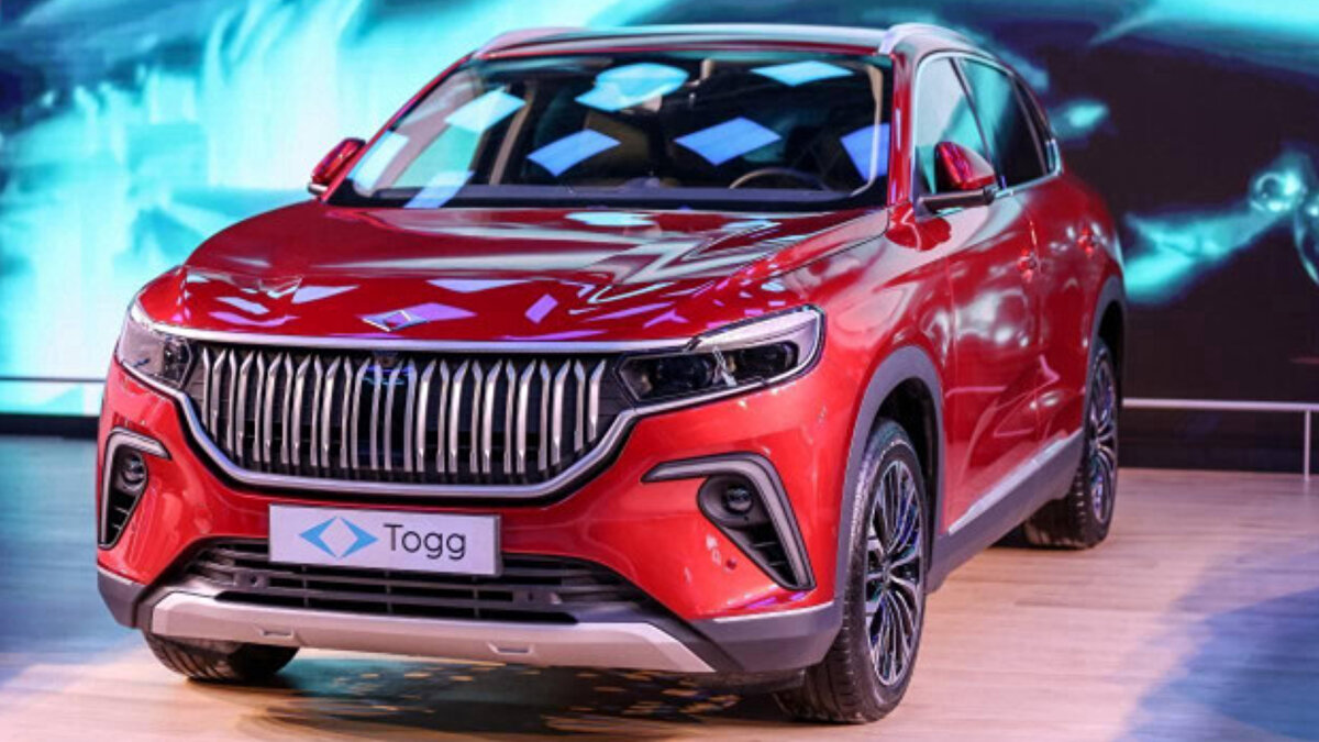 Togg T10X teknik özellikleri<br><br>SUV segmentinde öne çıkan Togg T10X, yalnızca fiyatıyla değil teknik donanımıyla da dikkat çekiyor.<br><br>Motor Gücü: 160 kW (218 HP)<br><br>Tork: 350 Nm<br><br>0-100 kms: 7,8 saniye<br><br>Azami Hız: 180 kms<br><br>Ortalama Tüketim: 16,9 kWh100 km<br><br>Bagaj Hacmi: 441 litre<br><br>Motor Türü: PMSM (Permanent Magnet Synchronous Motor)<br><br>Bu özellikler sayesinde T10X, hem şehir içi hem de uzun yol kullanımlarına uygun güçlü bir SUV olarak öne çıkıyor.