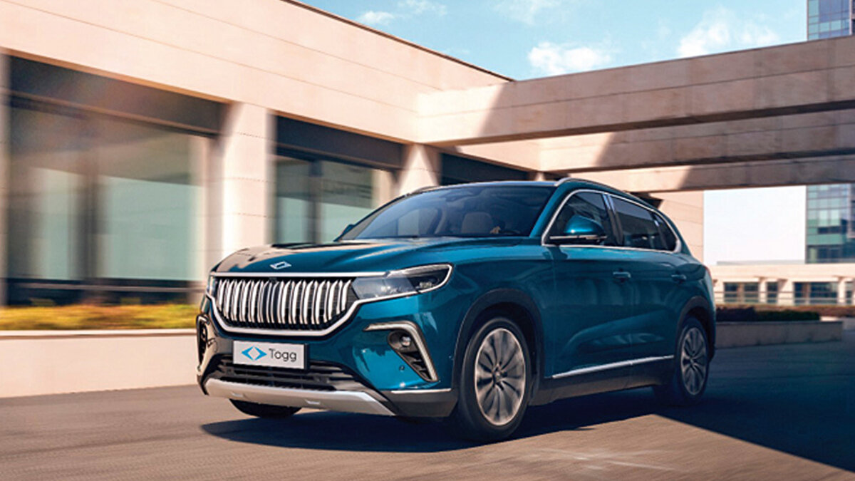 Türkiye'nin yerli otomobil markası Togg, 2025 yılının en dikkat çeken markaları arasında yer alıyor. SUV modeli T10X ile büyük ilgi gören şirket, şimdi de sedan modeli T10F ile otomobil tutkunlarının gündeminde. Eylül ayına girilmesiyle birlikte Togg'un güncel fiyat listesi açıklandı. Vatandaşlar, T10X fiyatlarını öğrenmek isterken bir yandan da Togg T10F sedan modelinin ne zaman satışa çıkacağını ve fiyatının kaç TL olacağını merak ediyor. İşte Togg araçlarında Eylül 2025 fiyat listesi ve T10F modeliyle ilgili son gelişmeler…