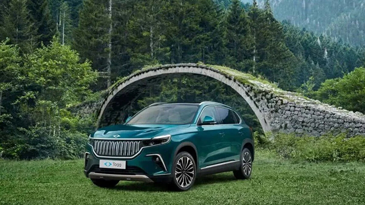 Togg, kullanıcıların ihtiyaçlarına yönelik opsiyon paketleri de sunuyor:<br><br>19 inç Jantlar: 40.000 TL<br><br>Teknoloji ve Konfor Paketi (V1): 50.000 TL<br><br>Kış Paketi (V2): 25.000 TL<br><br>Akıllı Destek Paketi (V2): 30.000 TL<br><br>22 kW AC Şarj Kapasitesi: 40.000 TL<br><br>Panoramik Cam Tavan: 65.000 TL<br><br>Meridian Premium Ses Sistemi (V2): 65.000 TL