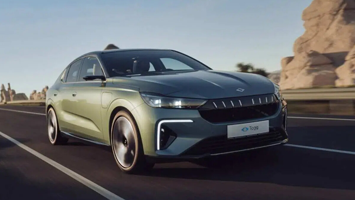 Togg T10F tahmini fiyat aralığı:<br><br>Giriş seviyesi T10F: ~1.600.000 TL<br><br>Uzun menzil versiyonu: ~1.875.000 – 1.950.000 TL<br><br>Fiyatların ÖTV düzenlemesi, opsiyon paketleri ve donanım seçeneklerine göre değişiklik göstermesi bekleniyor.