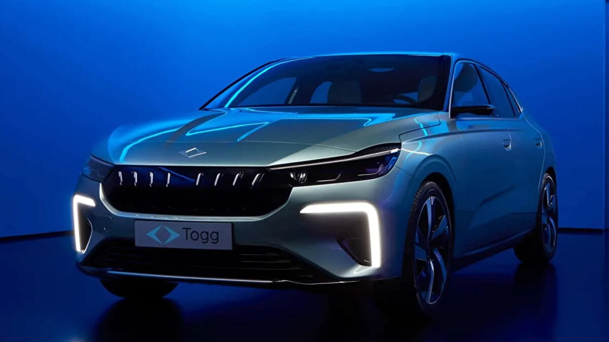 Togg T10F sedan için geri sayım başladı<br><br>2023 sonunda tanıtılan ve büyük heyecan yaratan Togg T10F sedan modeli, 2025'in en çok beklenen otomobilleri arasında yer alıyor. Togg yönetiminin son açıklamalarına göre T10F, Eylül ayının sonunda satışa sunulacak. Ön sipariş sürecinin ise kısa süre içinde başlaması bekleniyor.<br><br>Henüz resmi fiyat listesi paylaşılmasa da T10F'in T10X'e göre daha uygun fiyatlarla satışa çıkacağı belirtiliyor.