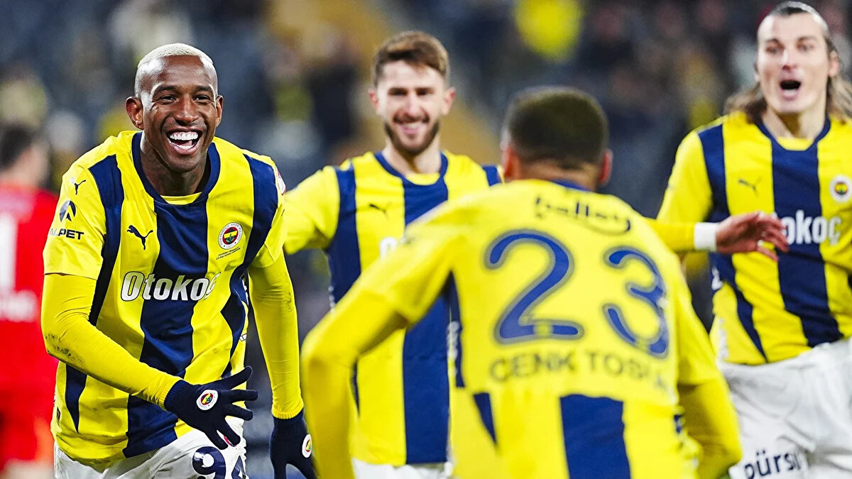 UEFA Şampiyonlar Ligi play-off turunda Benfica'ya mağlup olan ve Devler Ligi hasretini gideremeyen Fenerbahçe'de gözler yeni direktörün kim olacağına çevrildi.