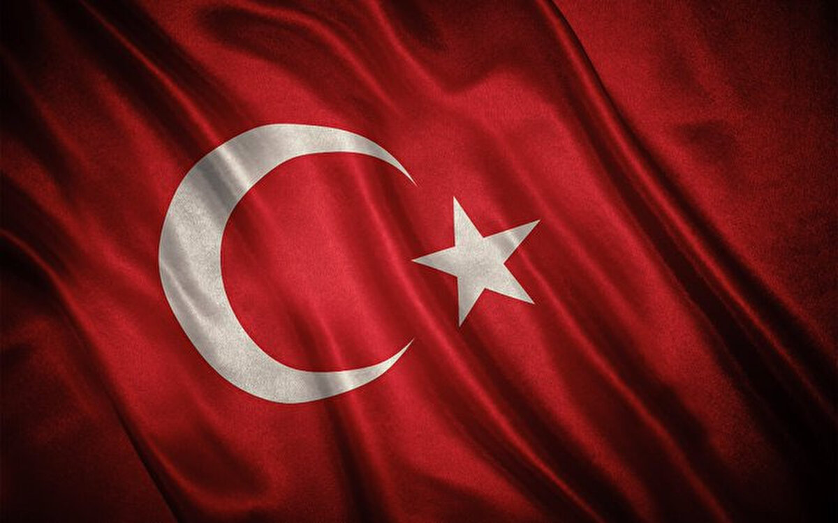 Beşiktaş:<br><br>İzmir Balçova Salih İşgören Polis Merkezi’ne gerçekleştirilen silahlı saldırıda şehit olan kahraman polislerimize Allah’tan rahmet; Emniyet Teşkilatımıza ve milletimize başsağlığı, yaralanan polislerimize acil şifalar diliyoruz. 🇹🇷