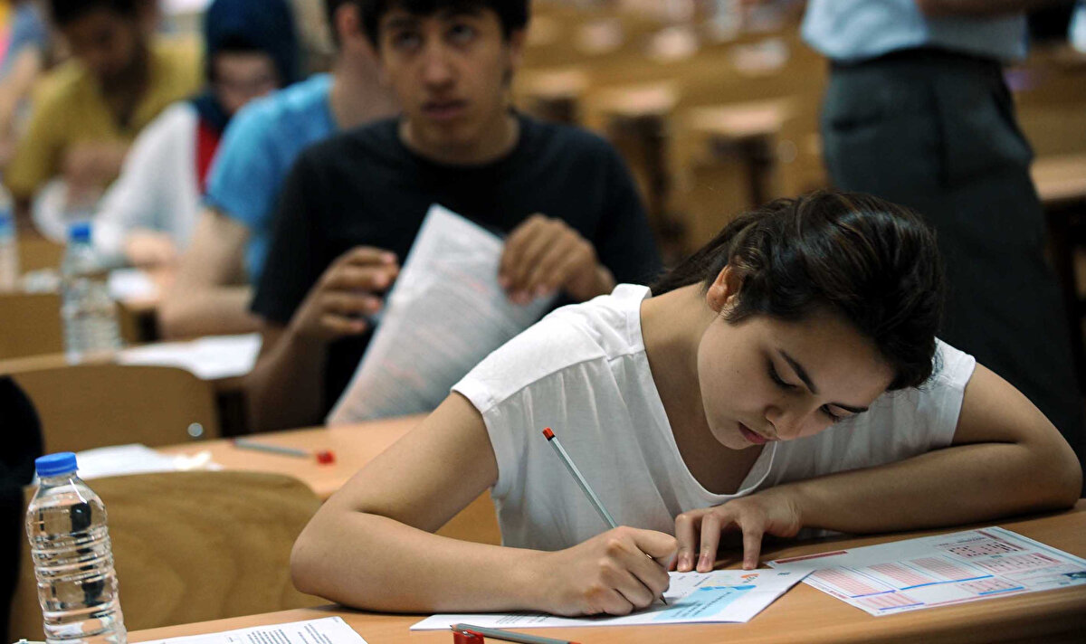 KPSS P1 NEDİR?<br><br>P1 puanı, Genel Yetenek (%70) ve Genel Kültür (%30) testleri baz alınarak hesaplanıyor. Bu puan türü özellikle İktisadi ve İdari Bilimler Fakültesi (İİBF) ile mühendislik fakültesi mezunlarının tercih ettiği alanlarda geçerli.<br>