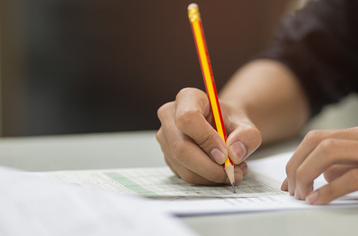 KPSS’de yer alan P1, P2 ve P3 puan türleri, özellikle belirli alanlarda tercih yapacak adaylar için kritik öneme sahip. Puan türlerine göre adaylar farklı kamu kurum ve kuruluşlarında görev alma şansı yakalayabiliyor.<br>Peki, KPSS P1, P2 ve P3 puan türleri nedir, hangi meslek grupları için kullanılır? İşte detaylar...<br>