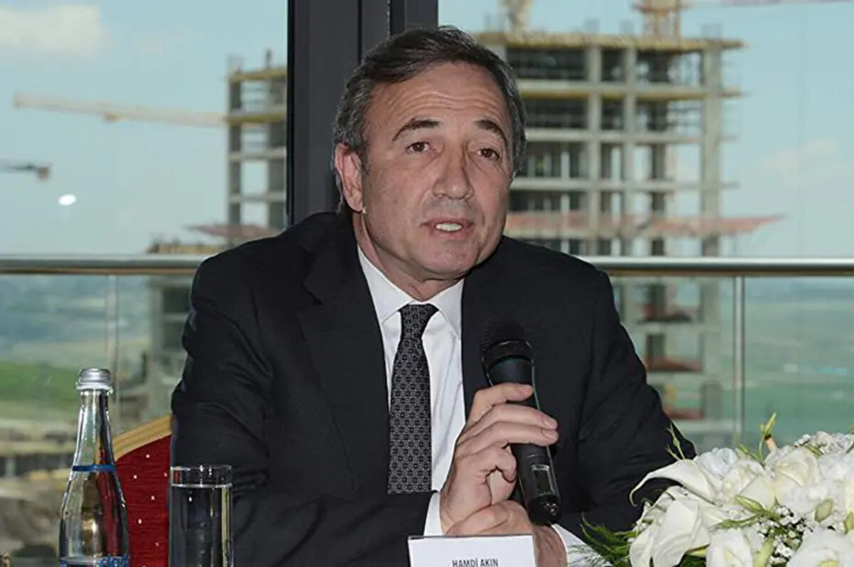 Fenerbahçe Asbaşkanı Hamdi Akın, Süper Lig'in artan transfer maliyetleri ve futbolculara ödenen ücretler hakkında şaşırtan açıklamalarda bulundu. CNBC-e'ye konuşan Hamdi Akın'ın açıklamaları şöyle:<br><br>