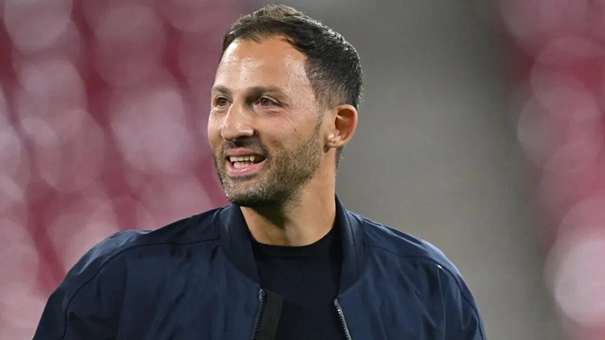 DOMENICO TEDESCO KİMDİR?<br><br>Domenico Tedesco, 12 Eylül 1985 doğumlu İtalyan asıllı Alman futbol teknik direktörüdür.<br><br>Kariyer Başlangıcı: Almanya’da genç yaşta antrenörlük eğitimleri aldı, Stuttgart altyapısında ve Hoffenheim’da görev yaptı.<br><br>Öne Çıkışı: 2017’de Erzgebirge Aue’yi kümede tutmasıyla dikkat çekti, ardından Schalke 04’ün başına geçti. İlk sezonunda Schalke’yi Bundesliga ikincisi yaptı (2017-18).<br>