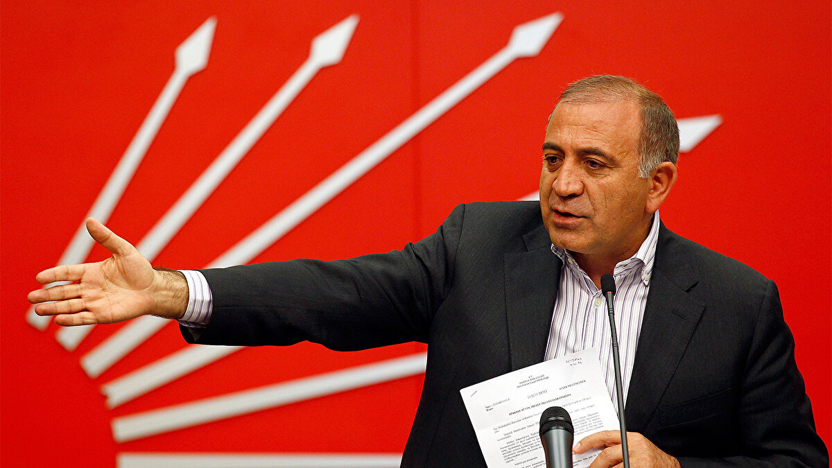 Son dönemde Türk siyasetinin en çok konuşulan isimlerinden biri haline gelen Gürsel Tekin, CHP İstanbul İl Başkanlığı’na kayyum olarak atanması ve ardından yaşanan tartışmalarla gündemin merkezine oturdu. Peki Gürsel Tekin kimdir, kaç yaşında, nereli ve mal varlığı ne kadar? İşte ayrıntılar…