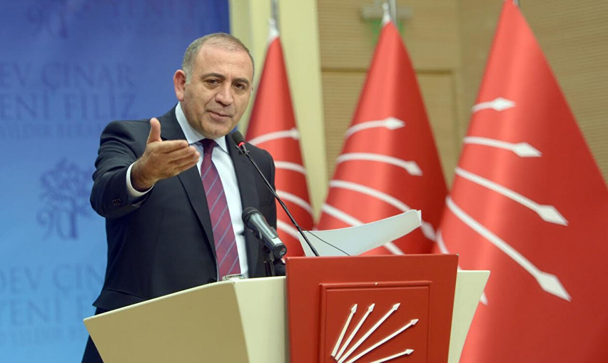 GÜRSEL TEKİN KİMDİR?<br>6 Ocak 1964’te Ardahan’ın Göle ilçesine bağlı Karlıyazı köyünde doğan Gürsel Tekin, lise eğitimini Kars Alparslan Lisesi’nde tamamladı. Atatürk Üniversitesi Edebiyat Fakültesi’ni kazanmasına rağmen ekonomik nedenlerle eğitimini sürdüremeyerek İstanbul’a yerleşti.<br>