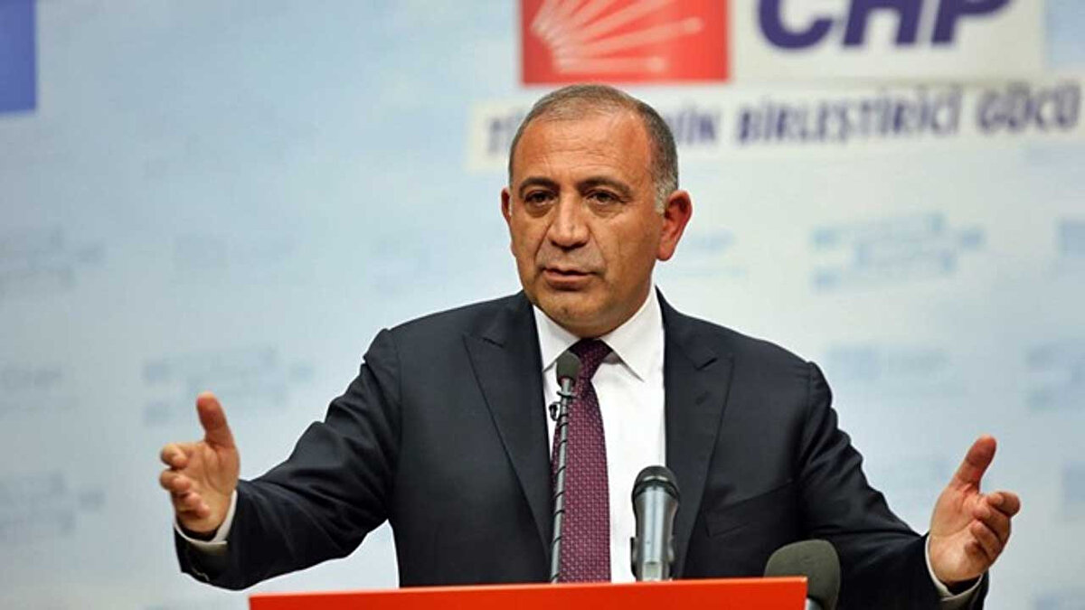 Gürsel Tekin, Bülent Ecevit’in başkanlık yaptığı dönemde CHP gençlik kollarına katıldı. 80 Darbesi ile siyasi hayatı sekteye uğrayan Tekin 1984 yılında Sosyal Demokrasi Partisi’ne (SODEP) girdi. 1986-87 yılları arasında Kuleli Askerî Lisesi’nde askerlik görevini tamamladı. Askerlik görevinin ardından SODEP'in ardılı olan Sosyaldemokrat Halkçı Parti'ye (SHP) katıldı. 1989 ve 1994 yerel seçimlerinde SHP’den Kadıköy Belediye Meclis Üyesi seçildi.
