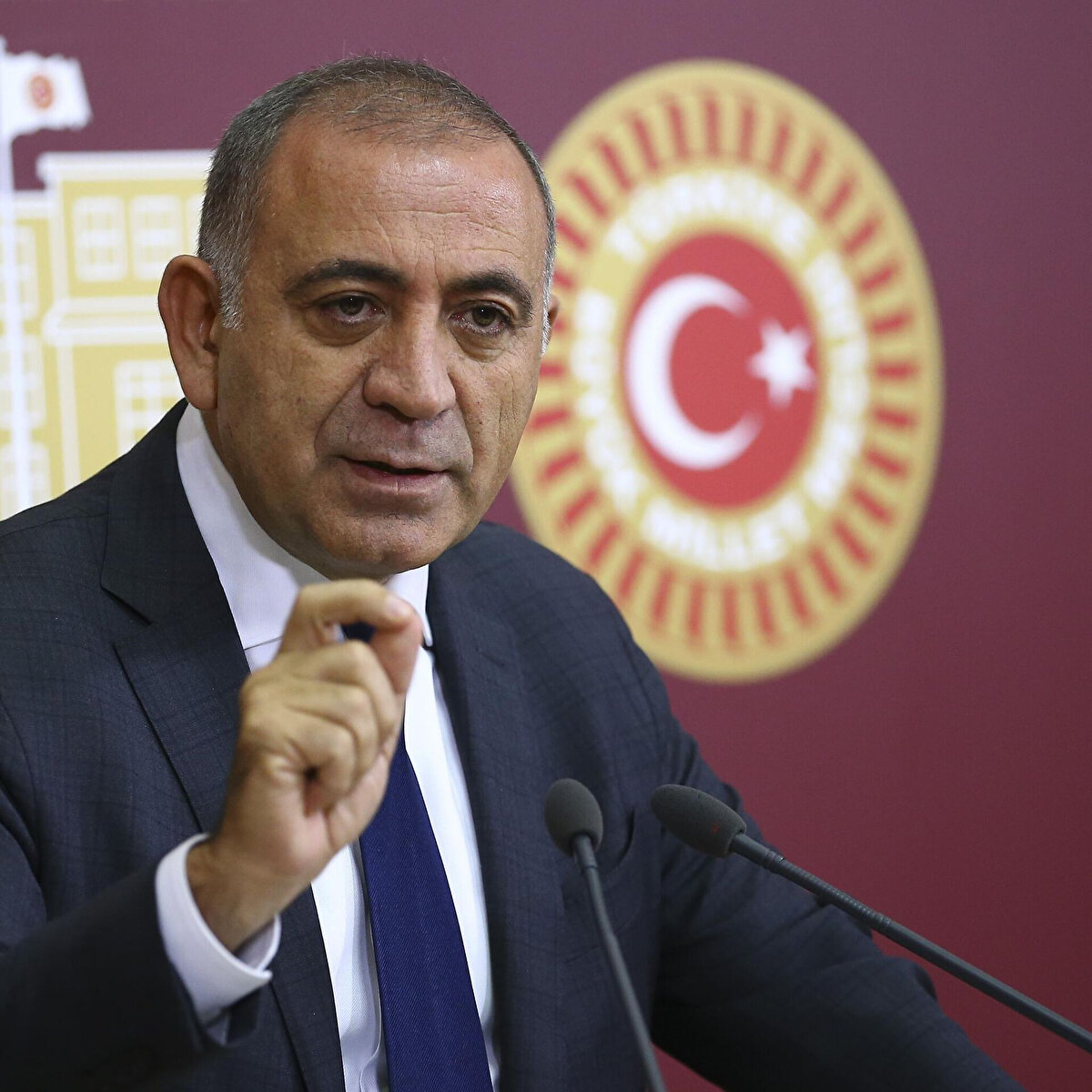 GÜRSEL TEKİN MAL VARLIĞI NE KADAR?<br>Tekin’in mal varlığı sık sık kamuoyunun gündemine geldi.<br>•Mart 2024’te yaptığı açıklamada, İstanbul’da iki daireye, Balıkesir Edremit’te 290 m² arsaya ve Skoda ile Mini Cooper marka iki araca sahip olduğunu duyurdu.<br>•Eylül 2025’te TV100’e verdiği röportajda ise, “2 evim, 1 arabam var. Bir de eşimin evi var” ifadelerini kullandı.<br>Kamuoyunda sıkça dile getirilen “286 daire, 7 benzin istasyonu” gibi iddialar ise resmi kaynaklarca doğrulanmadı.<br>