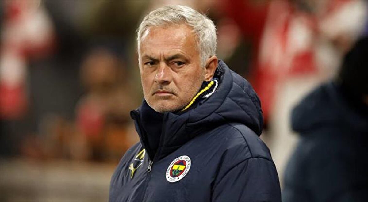 Mourinho ile yolları ayırma sebebini açıklayan Ali Koç, "Mourinho'yu neden gönderdik? İlk kez burada açıklıyorum. Acı bir ayrılık. Kimyamız uyuşuyordu, başarıları ortada. Onu buraya getirebilmek bile büyük başarıydı. Her şeyden öte dost olduğum biriyle ayrılmak zordu."<br>