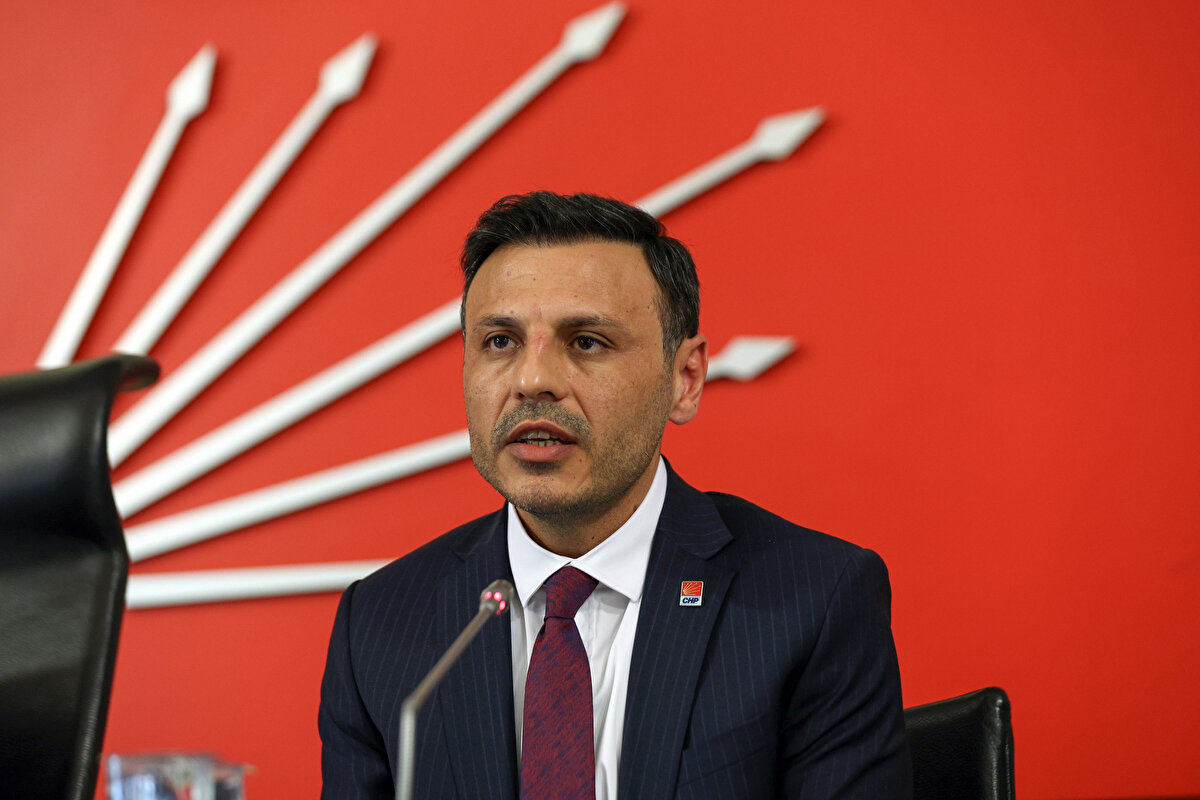 GÜRSEL TEKİN NEREYE KAYYUM ATANDI?<br>8 Ekim 2023’te yapılan CHP İstanbul İl Kongresi’nin iptali üzerine açılan davada, İstanbul 45. Asliye Hukuk Mahkemesi, mevcut yönetimi görevden aldı. Yerine Gürsel Tekin, Zeki Şen, Hasan Babacan, Müjdat Gürbüz ve Erkan Narsap’tan oluşan kayyum heyeti görevlendirildi.<br>Göreve ilişkin yaptığı açıklamada Tekin, “Partimizi adliye koridorlarından çıkarıp iktidara taşımak için bu sorumluluğu kabul ettim” dedi.<br>