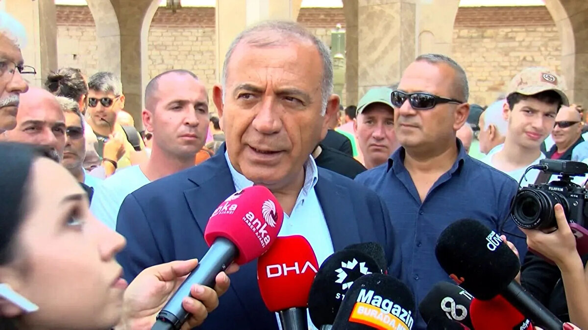 GÜRSEL TEKİN KAYYUM VE İHRAÇ SÜRECİ <br>•Kongre iptali : CHP İstanbul İl Kongresi, usulsüzlük iddiaları nedeniyle iptal edildi.<br>•Kayyum kararı (2025): Mahkeme, il başkanlığına kayyum atadı.<br>•Görev kabulü: Tekin, görevi üstlendiğini açıkladı.<br>•İhraç süreci: CHP MYK, bu kararın ardından Tekin’in ihraç edilmesine hükmetti.<br>•Tepki: Tekin, sürecin hukuksuz olduğunu savundu.<br>