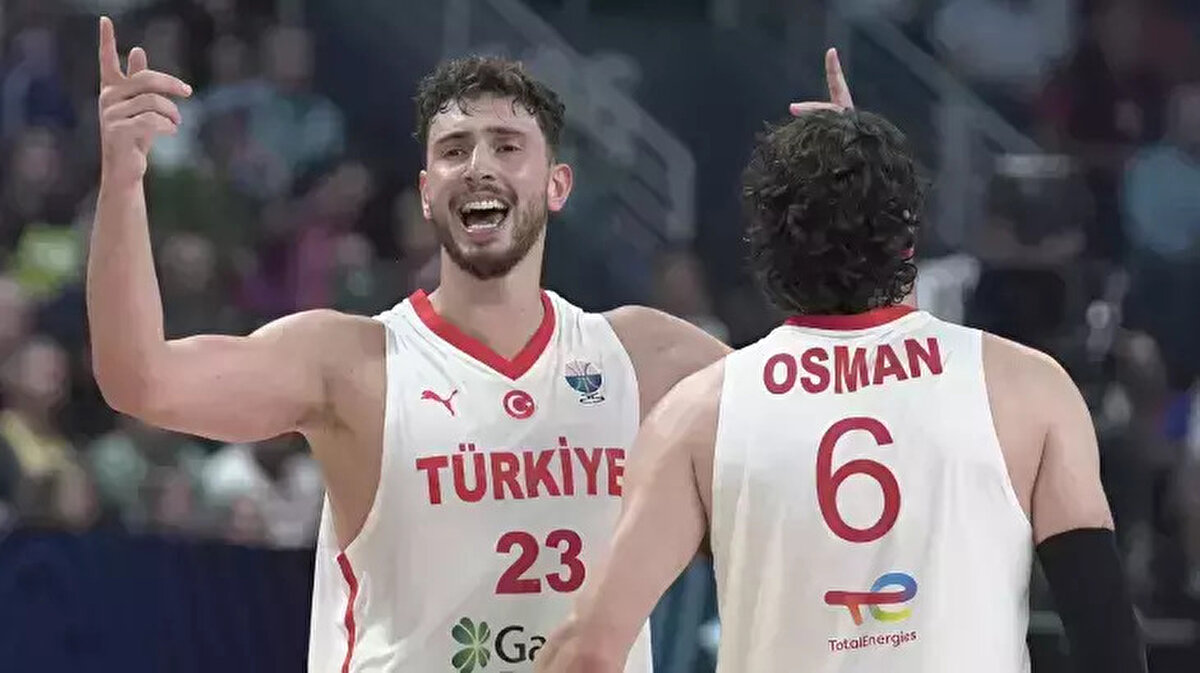 Milliler istatistiklerde zirvede<br><br>Türkiye, EuroBasket 2025’te sadece maç sonuçlarıyla değil, istatistikleriyle de öne çıkıyor:<br><br>Maç başına sayı ortalaması: 90.7 (3. sırada)<br><br>2 ve 3 sayılık atış yüzdesi: %53.2 (2. sırada)<br><br>3 sayılık atış yüzdesi: %45 (1. sırada)<br><br>Blok: 24 (3. sırada)<br><br>Asist ortalaması: 22 (3. sırada)<br><br>Verimlilik puanı: 112.7 (2. sırada)