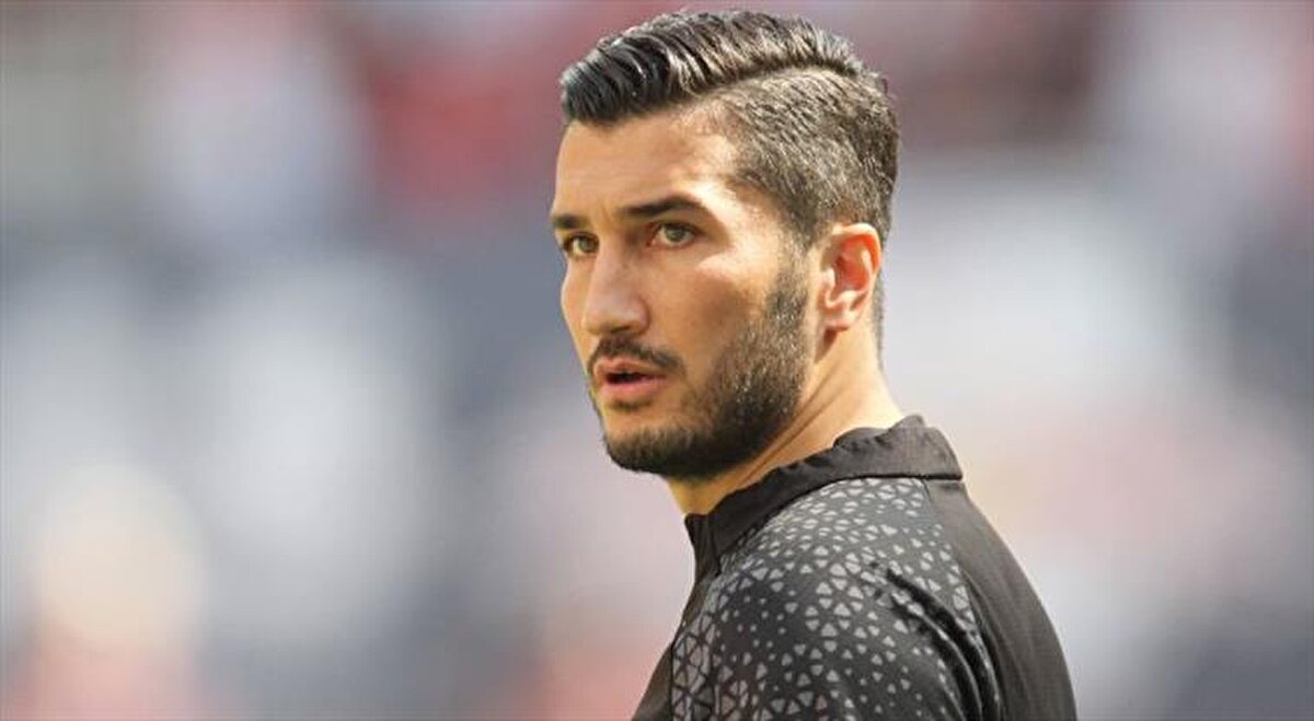 NURİ ŞAHİN KİMDİR?<br><br>Nuri Şahin, 5 Eylül 1988 doğumlu, Türk futbolunun son dönemlerdeki en dikkat çekici isimlerinden biri; hem futbolculuk kariyeri hem de teknik adamlık yolculuğuyla öne çıkıyor.