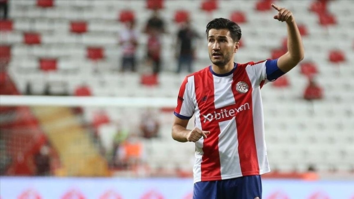 Teknik Direktörlük Kariyeri: 🔴 Antalyaspor Dönemi (2021 – 2023)<br><br>Başlangıç: 2021’de Antalyaspor’da futbolcu iken bir anda teknik direktörlük görevine getirildi. Henüz 33 yaşındaydı.<br><br>İlk Sezon: Takımı düşme hattındayken devraldı ve kısa sürede toparladı. Pas oyununa dayalı, sakin ve sabırlı hücumları olan bir anlayış getirdi.<br><br>Öne Çıkanlar:<br><br>Antalyaspor tarihinin en uzun yenilmezlik serilerinden birine imza attı (16 maç).<br><br>Büyük takımlara karşı cesur oyunuyla dikkat çekti.<br><br>Genç oyunculara verdiği güvenle öne çıktı.<br><br>