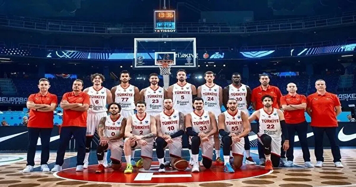 Gözler Türkiye - Polonya maçında<br><br>EuroBasket 2025’in en dikkat çeken takımlarından biri olan 12 Dev Adam, Arena Riga’da tarihi bir sınav verecek. Alperen Şengün, Cedi Osman, Shane Larkin, Furkan Korkmaz ve Şehmus Hazer gibi yıldızların sahne alacağı mücadelede Türkiye, 7’de 7 yaparak yarı finale çıkmayı hedefliyor.