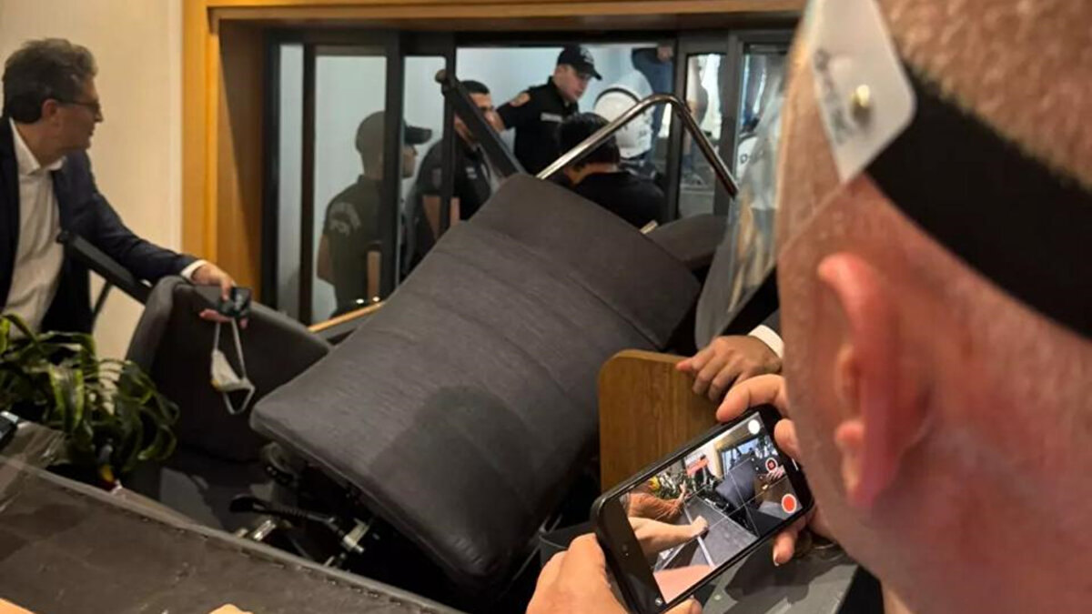 CHP İstanbul İl Başkanlığına kayyum olarak atanan Gürsel Tekin, bugün polis eşliğinde il başkanlığının binasının önüne geldi ve açıklamalarda bulundu. 