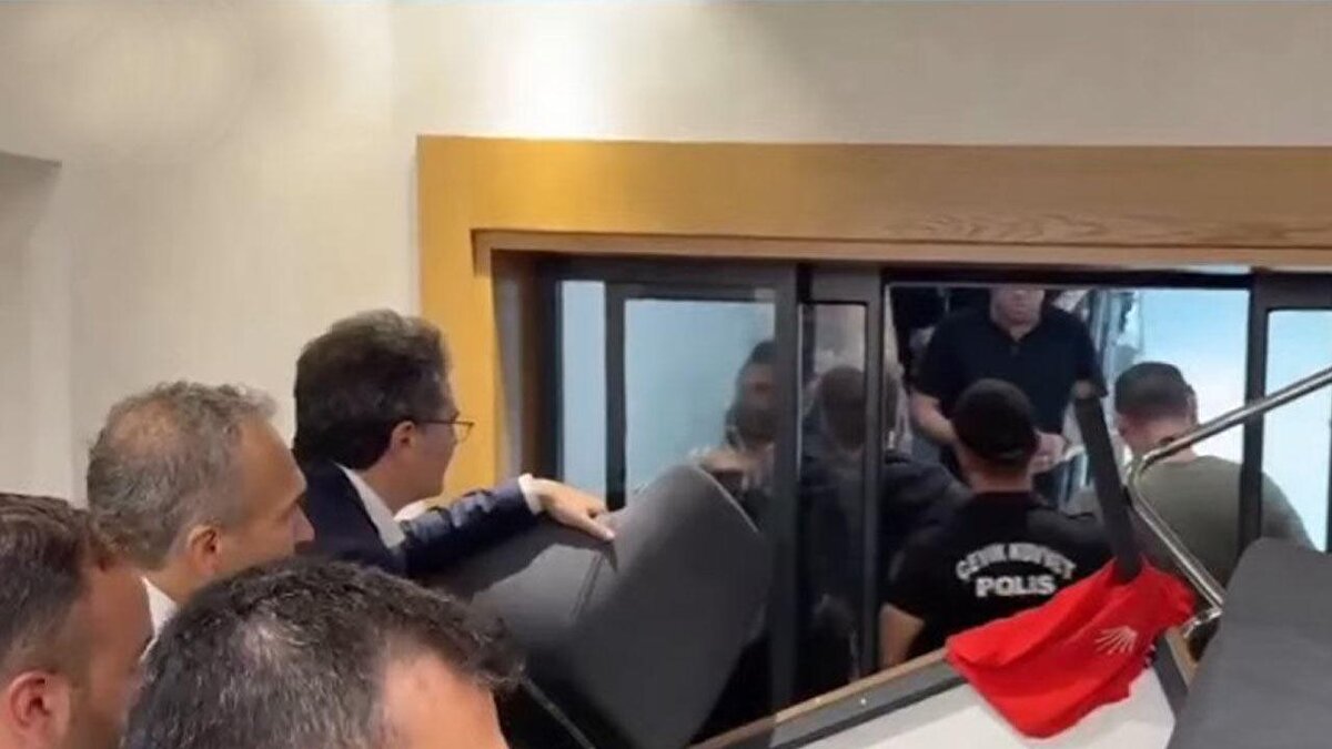 Tekin, “Arkadaşlarımızın bu kudretini Esenyurt'ta ve Şişli'de görmek isterdim. İl Başkanlığı bizim baba ocağımız. 6-7 gün önce de girebilirdik. Arkadaşlarımzla temas içindeyiz. Şerefim üzerine yemin ederim ki burada protesto edenlerin biri bile CHP'li değil" şeklinde konuştu.