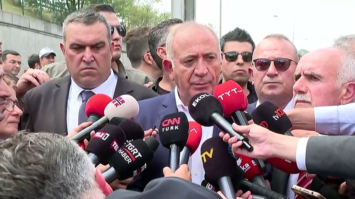 "Ne gariptir altı gündür sesimiz çıkmamasına rağmen baba ocağına giderken el ele gidelim. Bizi engelleyemezler. CHP'lilerin bana tepkisi olmaz. Bizim tarafsızlığımıza hiçbir arkadaşımızın itirazı söz konusu değil."