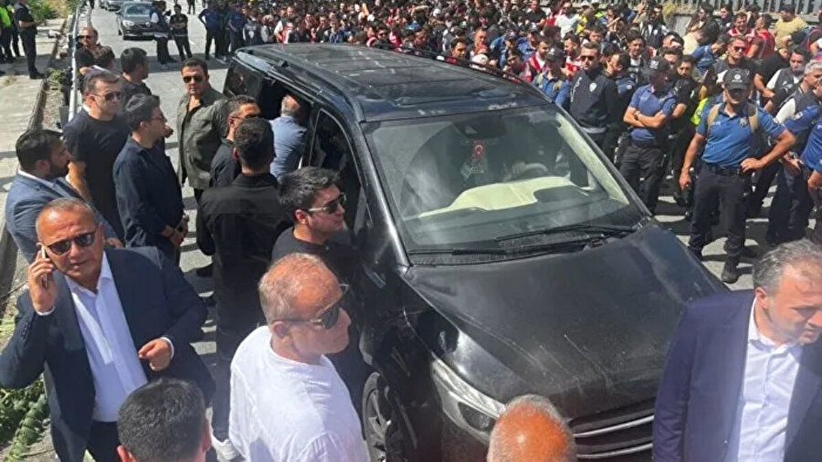 Sarıyer’de bulunan CHP İstanbul İl Başkanlığı önünde dün gece polis ekipleri güvenlik önemli aldı. Bugün sabah saatlerinde CHP İstanbul İl Başkanlığı’nın önünde polis ekipleri ve CHP’li milletvekilleri arasında kısa süreli gerginlik yaşandı. Kayyum olarak atanan Gürsel Tekin’in ise CHP İl binası önüne gelmesi ile birlikte su şişesi ve taş fırlatılarak saldırı girişimi oldu. <br><br>Gürsel Tekin, İstanbul İl binası önüne gelmesinin ardından açıklamalarda bulundu: 