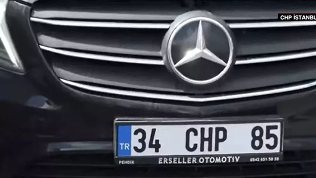 Plakası dikkat çekti<br><br>Gürsel Tekin'in CHP İstanbul İl Başkanlığı'nın önüne 34 CHP 85 plakasıyla gelmesi dikkat çekti.