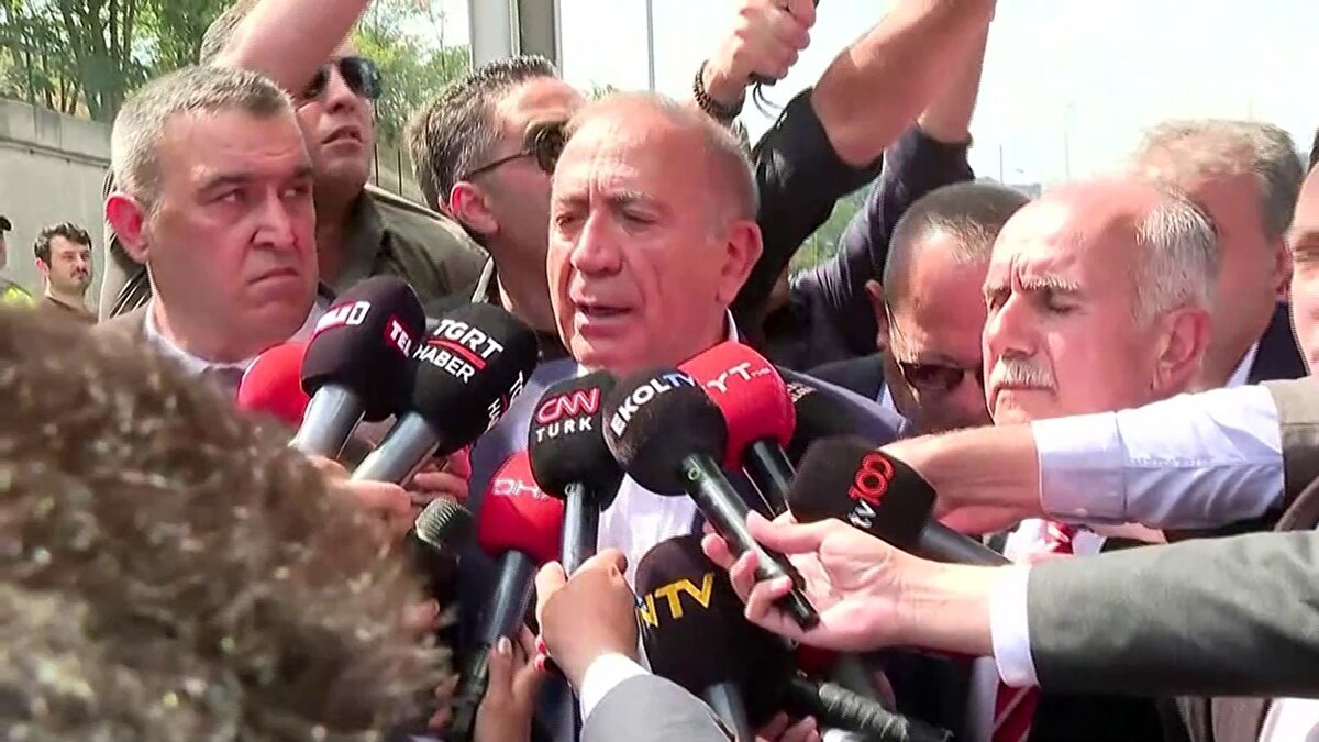 “Her türlü sorularınıza cevap verilecektir. Biz son derece rahatız. Su iyidir berekettir. Neden şemsiyeyle korunacağım. Biz babamızın evinde hiçbir şeyle korunmayız.” 