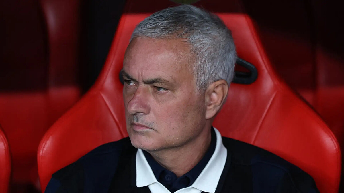 "Jose Mourinho'yu neden gönderdik? İlk kez açıklıyorum. Acı bir ayrılık. Kimyamız uyuşuyordu, başarıları ortada. Onu buraya getirebilmek bile büyük başarıydı.<br><br>Her şeyden öte dost olduğum biriyle ayrılmak zordu. Hocamızı getirirken defans ağırlıklı oynadığını biliyorduk. Ama sezon sonunda daha baskın oynamamız gerektiğini konuştuk. 99 golle 99 puan toplamaktır bizim genetiğimiz. Benfica'ya elenmek sorun değil ama elenme şeklimiz kabul edilemez. Bu da bana geçen yılın futbolunun devam edeceğini hissettirdi.<br><br>Geldiğimiz nokta itibarıyla bu kadronun daha iyi futbol oynayacağına inandığımız için yolları ayırdık. Bu futbol Avrupa'da iş yapar ama Türkiye'de çoğu maçta ezip geçmemiz gerekiyor. Her maçta geriye düşüp öne geçmek için çırpınıyoruz."