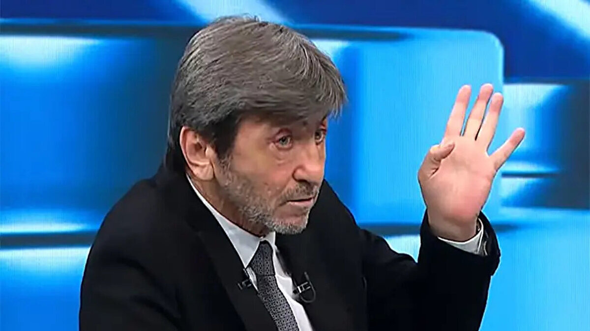 "Bu kadar ezilemezsin"<br><br>İspanya'nın herhangi bir takım olmadığını belirten Dilmen <br><br>"İspanya'ya, Gürcistan-Bulgaristan muamelesi yaparsan, İspanyollar sana bunu yapar! 5 gol İspanya'nın 2 orta sahasından geliyor! Yazık! İspanya'ya kaybedersin ama bu kadar ezilemezsin" ifadelerini kullandı.<br>