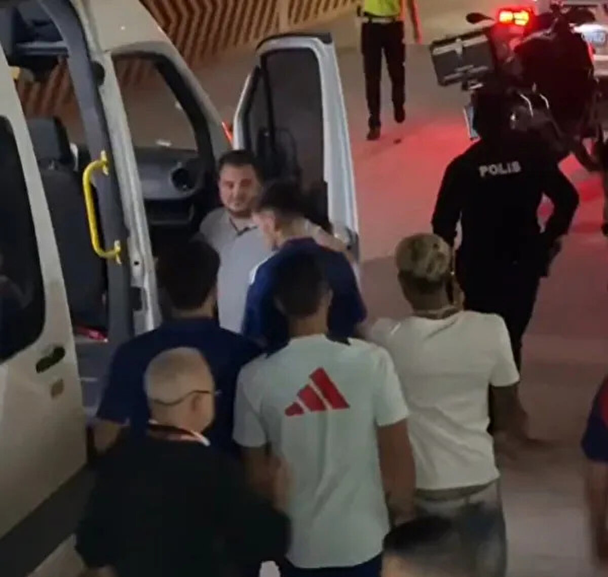 Beyaz Futbol'un haberine göre, 18 yaşındaki oyuncunun pasaportunu bulamaması üzerine küçük çaplı bir kriz yaşanırken, yeniden aprona inen Yamal, valizlerini karıştırmaya başladı. <br>