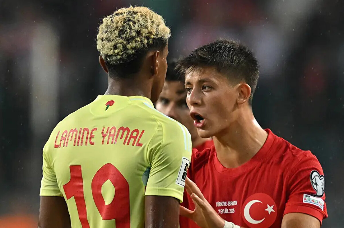 El Desmarque: "İspanya'nın altıncı golünün ardından iki oyuncu kısa süreli bir tartışma yaşadı. Güler, Türkiye adına hemen bir serbest vuruş denemesinde bulundu, ancak Lamine Yamal buna izin vermedi. Barçalı oyuncu, topu engellemek için topun önüne geçti; bu durum Real Madridli oyuncunun hoşuna gitmedi ve iterek karşılık verdi. İki oyuncu birbirine girdi ve Luis de la Fuente'nin gözünden kaçmayan bir hareketle karşı karşıya geldiler.<br><br>