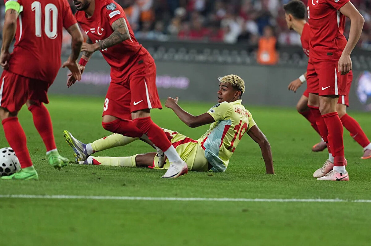 2026 FIFA Dünya Kupası Avrupa Elemeleri E Grubu ikinci maçında A Milli Takım, Medaş Konya Büyükşehir Stadyumu’nda İspanya karşısında 6-0 gibi farklı bir skorla mağlup olarak büyük bir hayal kırıklığı yaşadı. Maç esnasında, Real Madrid forması giyen milli futbolcu Arda Güler ile Barcelona’nın genç yıldızı İspanyol Lamine Yamal arasında bir pozisyon sonrası gerilim yaşandı. Bu tartışma, İspanyol medyasında geniş yer buldu. İspanyol basını, Yamal’ın Arda ile yaşanan itişmeyi öne çıkardı. İşte iki futbolcu arasında yaşananlar ve İspanyol gazetelerinin bu olay hakkındaki değerlendirmeleri: