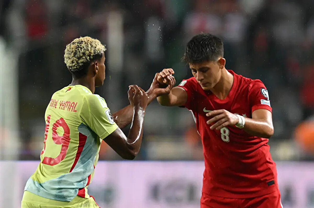 Marca: "Lamine ile Güler arasında itiş kakış yaşandı: kıvılcımlar uçuşuyor! FC Barcelona ve Real Madrid oyuncuları, İspanya rakiplerini ezerken karşı karşıya geldi. Güler serbest vuruş kullanmak üzereyken, Lamine Yamal topun önüne geçerek topu engelledi. Türk oyuncu onu itti ve Lamine de karşılık verdi."<br><br>