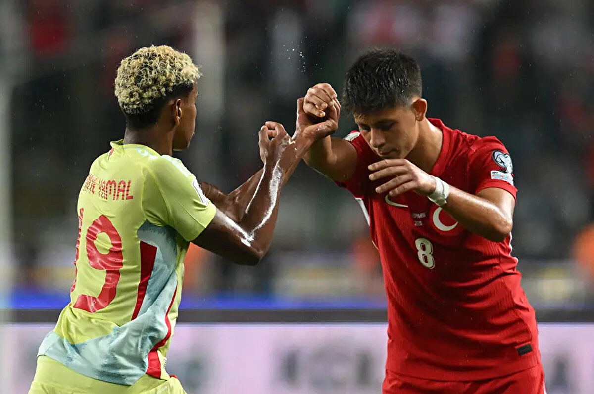 AS: "Kıvılcımlar çaktı: Arda Güler ile Lamine Yamal arasındaki gergin an, itiş kakışla sona erdi. Real Madridli oyuncu hızlı bir serbest vuruş kullanmak istedi ancak Barcelonalı oyuncu araya girdi."<br><br>