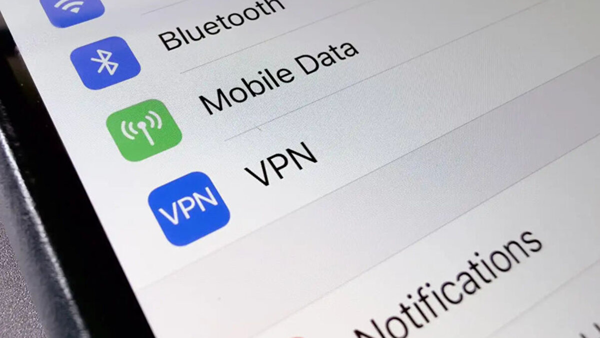 iOS’ta WhatsApp, Instagram ve Facebook’a VPN ile Girme<br><br>iOS’ta Manuel VPN Ayarı<br><br>iPhone ve iPad’de VPN kurmak için:<br><br>Ayarlar > Genel > VPN ve Cihaz Yönetimi yolunu izleyin<br><br>VPN Yapılandırması Ekle seçeneğine dokunun<br><br>VPN türünü seçin (IKEv2, IPSec veya L2TP)<br><br>Sunucu, kullanıcı adı ve şifre bilgilerini girin<br><br>Kaydedin ve VPN anahtarını aktif edin