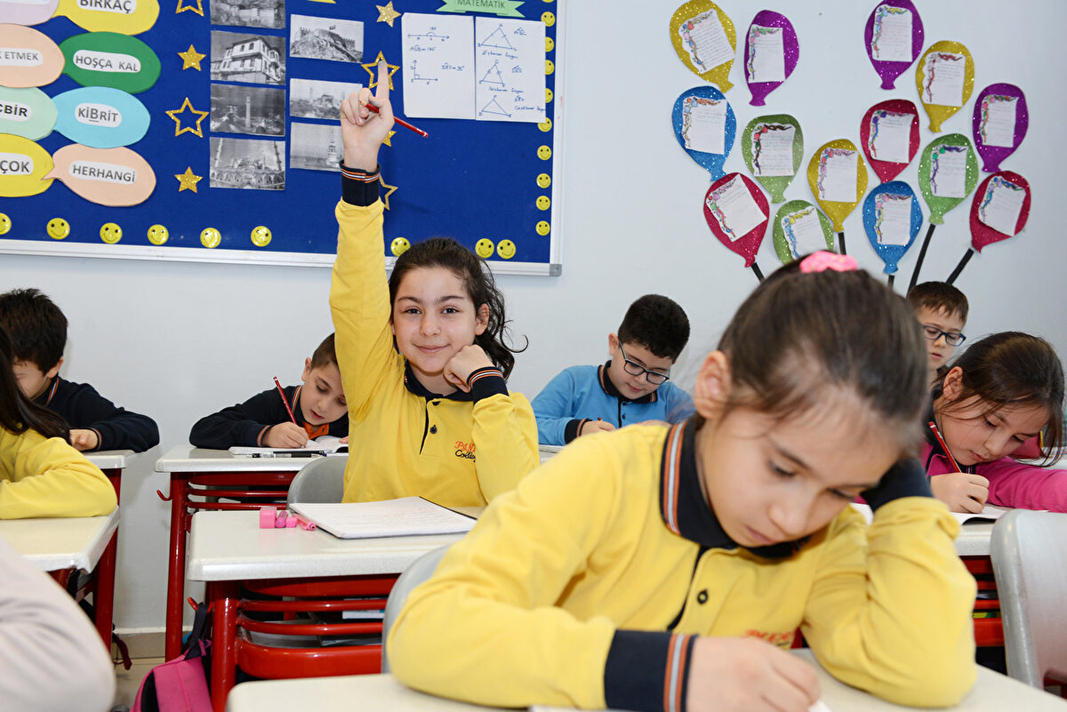 MEB’in yaptığı açıklamada şu ifadelere yer verildi:<br>“Bu ders planı ve öğretim materyalleriyle öğrencilerimizin;<br>•Yeşil Vatan kavramını açıklayabilmeleri,<br>•Ormanların önemini kavrayabilmeleri,<br>•Orman yangınlarının nedenlerini ve etkilerini anlayabilmeleri,<br>•Orman yangınlarıyla mücadelede yapılması gerekenleri ve bireysel sorumluluklarını fark edebilmeleri,<br>•Sürdürülebilir bir yaşam için Yeşil Vatan’ın önemini açıklayabilmeleri amaçlanmaktadır.”<br>