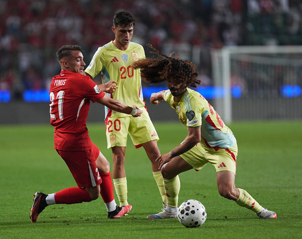 İSPANYA LİDERLİK KOLTUĞUNA OTURDU<br><br>İspanya'nın gollerini Mikel Merino (3), Pedri ve Ferran Torres kaydetti. İspanyollar bu galibiyetle birlikte 2'de 2 yaparak 6 puanla liderlik koltuğuna oturdu. 