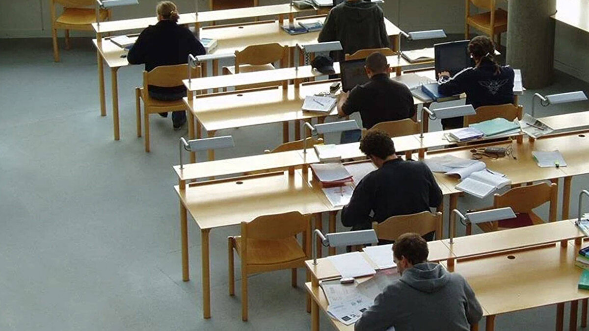 Üniversite Kayıt Süreci Ne Zaman Bitiyor?<br><br>2025-2026 üniversite kayıtları 5 Eylül’de tamamlanıyor. Kayıtların bitmesinin ardından üniversiteler, akademik takvimlerini yürürlüğe alıyor. Bu süreçten sonra öğrenciler, ders seçimleri ve oryantasyon programlarıyla güz dönemine hazırlanıyor.