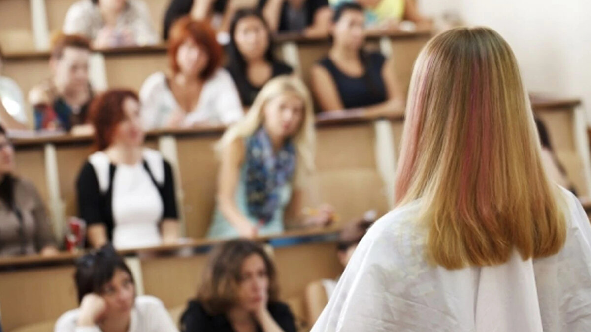 Üniversiteler 2025-2026 Güz Döneminde Ne Zaman Başlıyor?<br><br>Genel tabloya bakıldığında üniversiteler, Eylül ayının son haftası ile Ekim ayının ilk haftasında eğitime başlıyor. Ancak kesin tarihler her üniversiteye göre farklı olduğundan, öğrencilerin “Akademik Takvim” duyurularını düzenli olarak takip etmeleri büyük önem taşıyor.