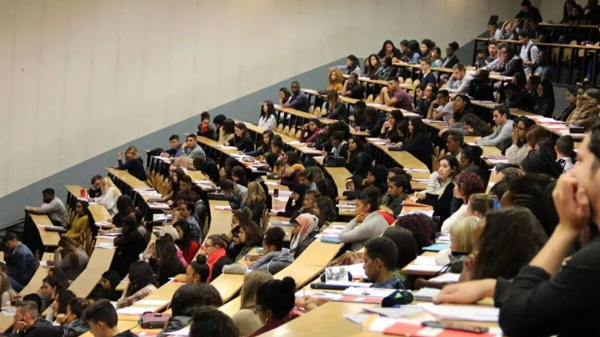 Ancak her üniversitenin resmi akademik takvimi farklılık gösterebiliyor. Bu nedenle öğrencilerin kesin bilgiyi, kayıtlı oldukları üniversitenin resmi web sitesinden öğrenmeleri gerekiyor.