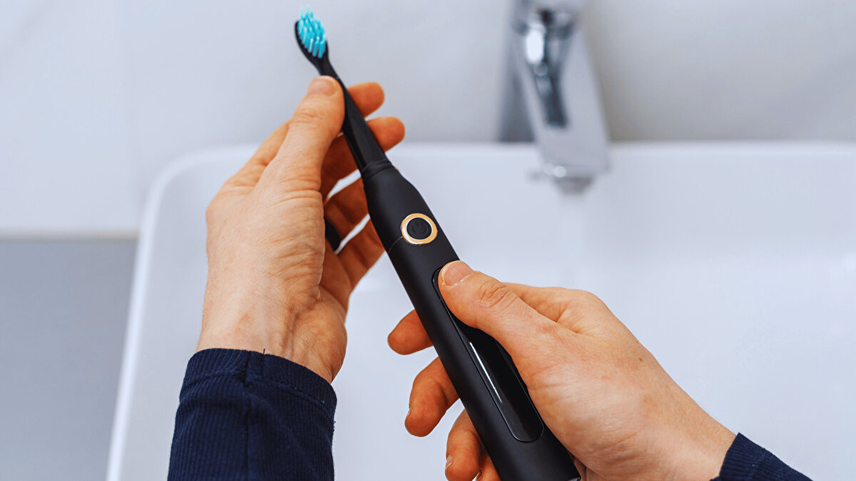 Yabancı basında, kararın elektrikli diş fırçalarında bulunan lityum pillerin patlama ihtimaline karşı alındığı ve olası durumlara uçuş sırasında müdahale edilebilmesi için böyle bir adım atıldığı belirtildi. 