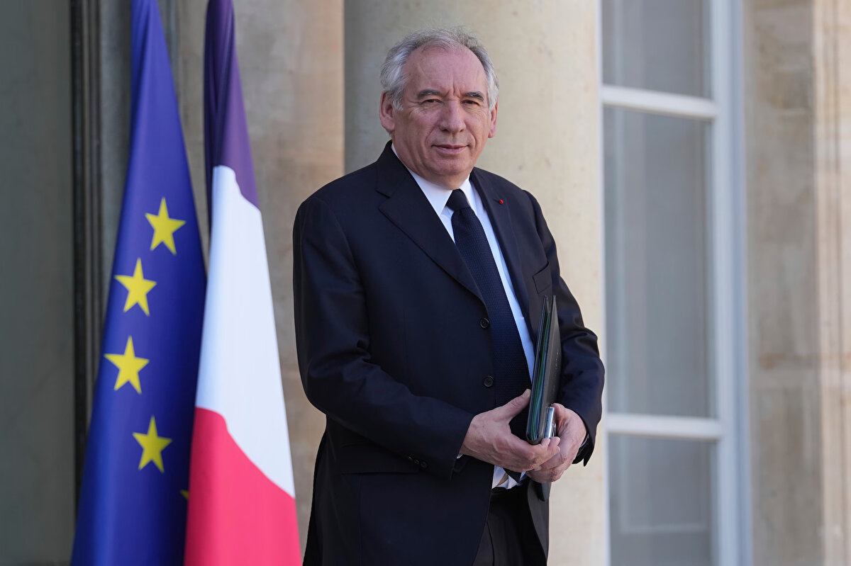 Başbakan François Bayrou  görevde henüz bir yılını doldurmamıştı.<br>Bayrou Fransa'nın artan borçlarına karşılık harcama kesintilerini savundu ve hükümetin geleceği bir güven oylamasına bağlandı.<br><br>Ancak hem sol hem de aşırı sağcı vekillerden güven oyu alamadı.